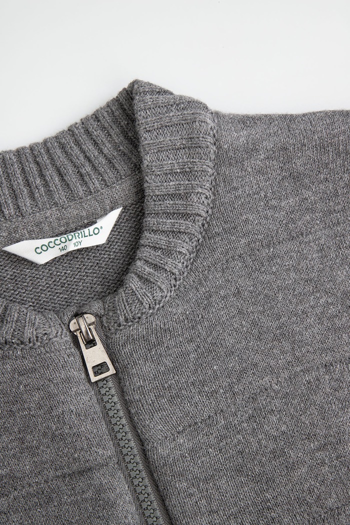 Chlapec Coccodrillo Sveter na zips detský s bavlnou ZC6172201GBJ sivá