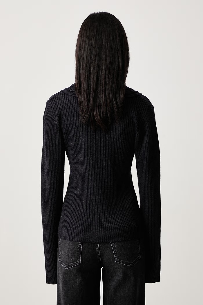 Odzież GANNI Ribbed Frill sweter z wełną merino damski A1040528 szary