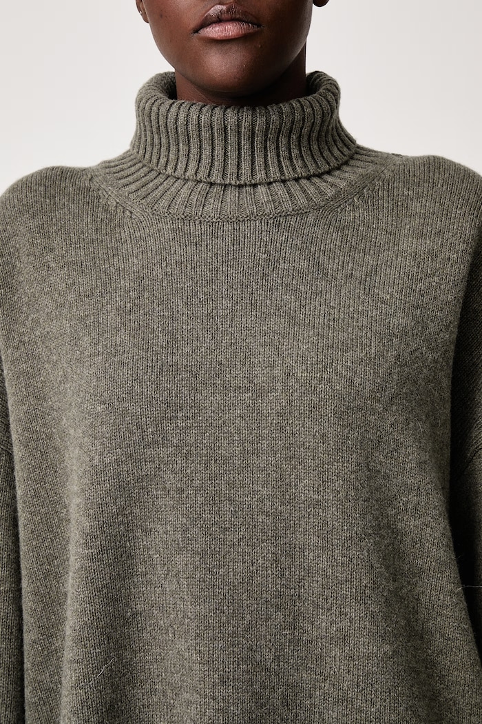 Soeur Golf damski z wełny merino WILLIAM PUL1518WILLIAM zielony AW26