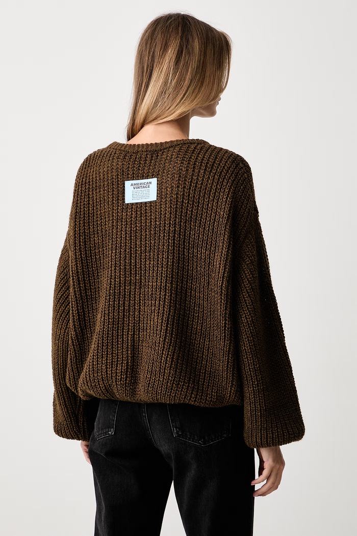 Odzież American Vintage sweter damski z wełną CYR18A brązowy
