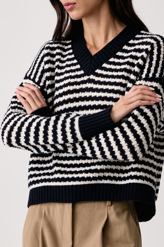 Sweter damski wełniany WKDSPIGA Weekend Max Mara 2625366202600 granatowy