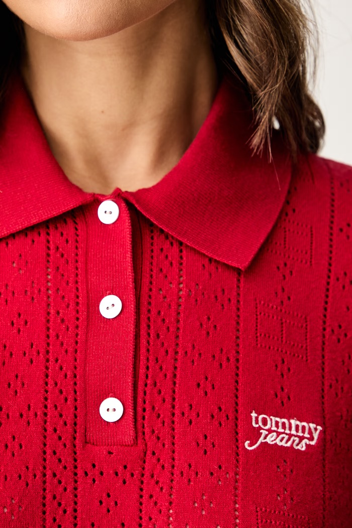 Tommy Jeans pletena polo majica za žene s viskozom DW0DW22932 crvena