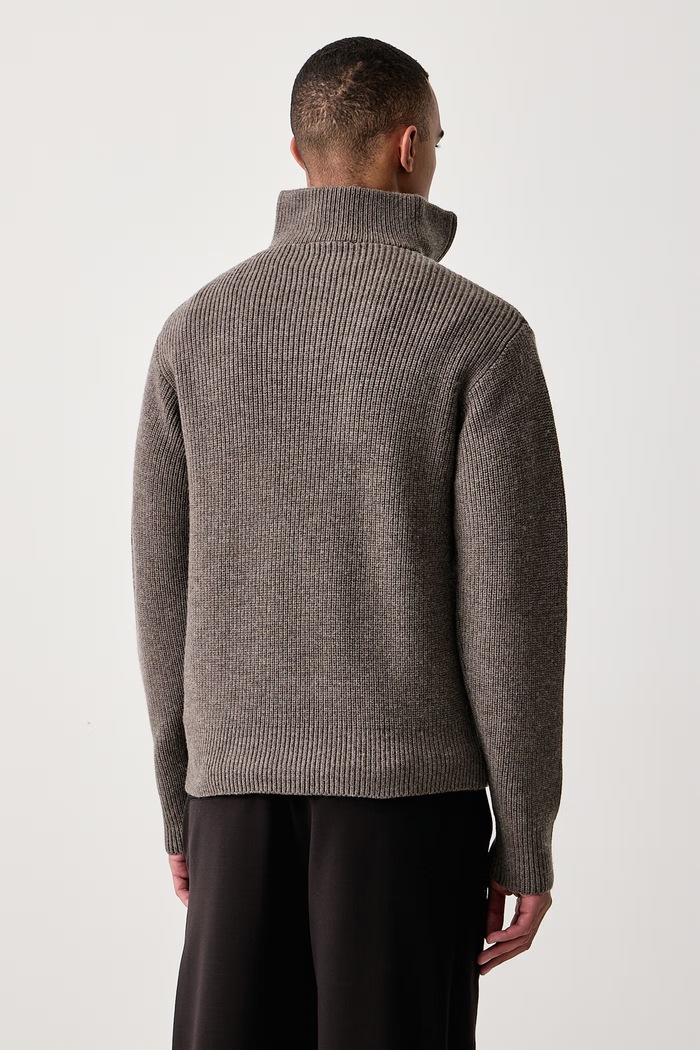 Odzież Officine Generale Sweter męski z wełny merino TAREK W26MKNT316 brązowy