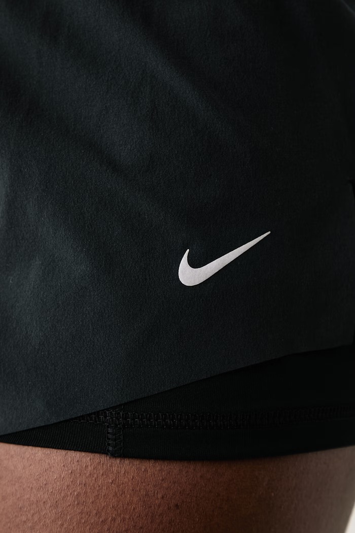 Pantaloni scurți sport pentru femei Swift Dri-FIT 2in1 Nike HJ5376.010 negru