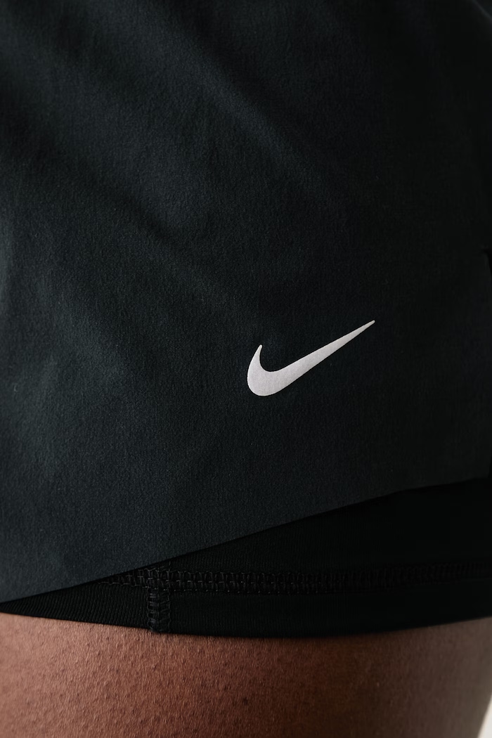 Pantaloni scurți sport pentru femei Swift Dri-FIT 2in1 Nike HJ5376.010 negru
