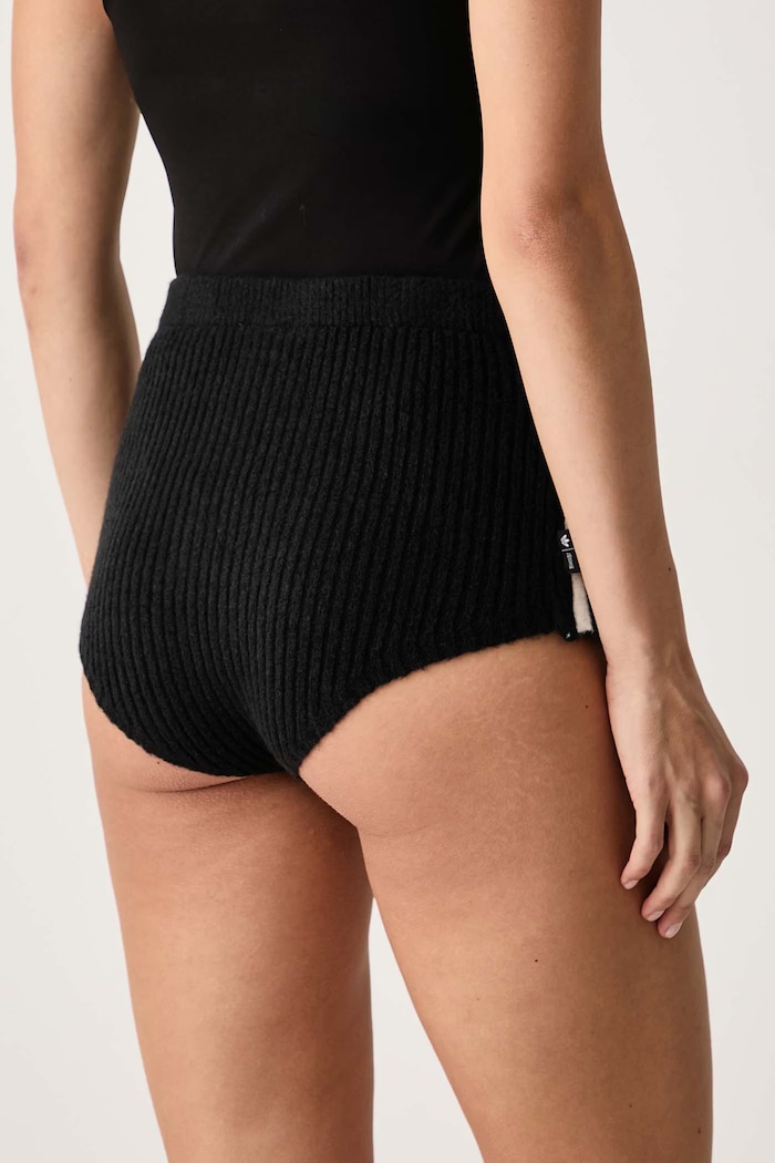 Îmbrăcăminte adidas Originals Pantaloni scurți pentru femei cu amestec de lână Adiluna Season 2 x Jennie LD8935 negru