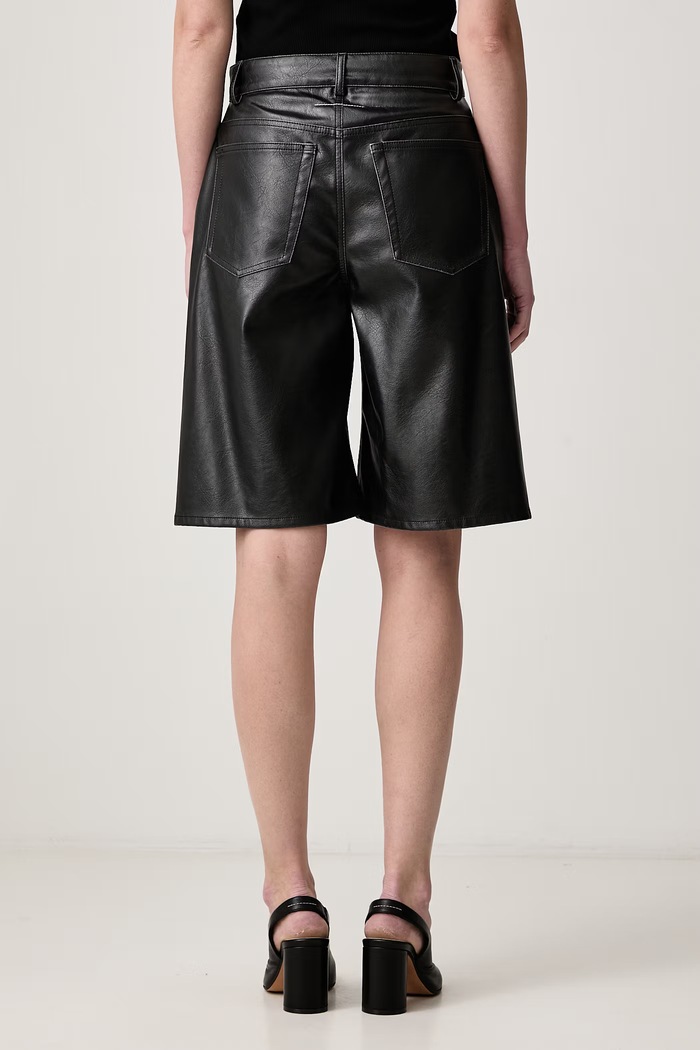 Odzież MM6 Maison Margiela Bermudy damskie z imitacji skóry S52MU0143.M35455 czarny