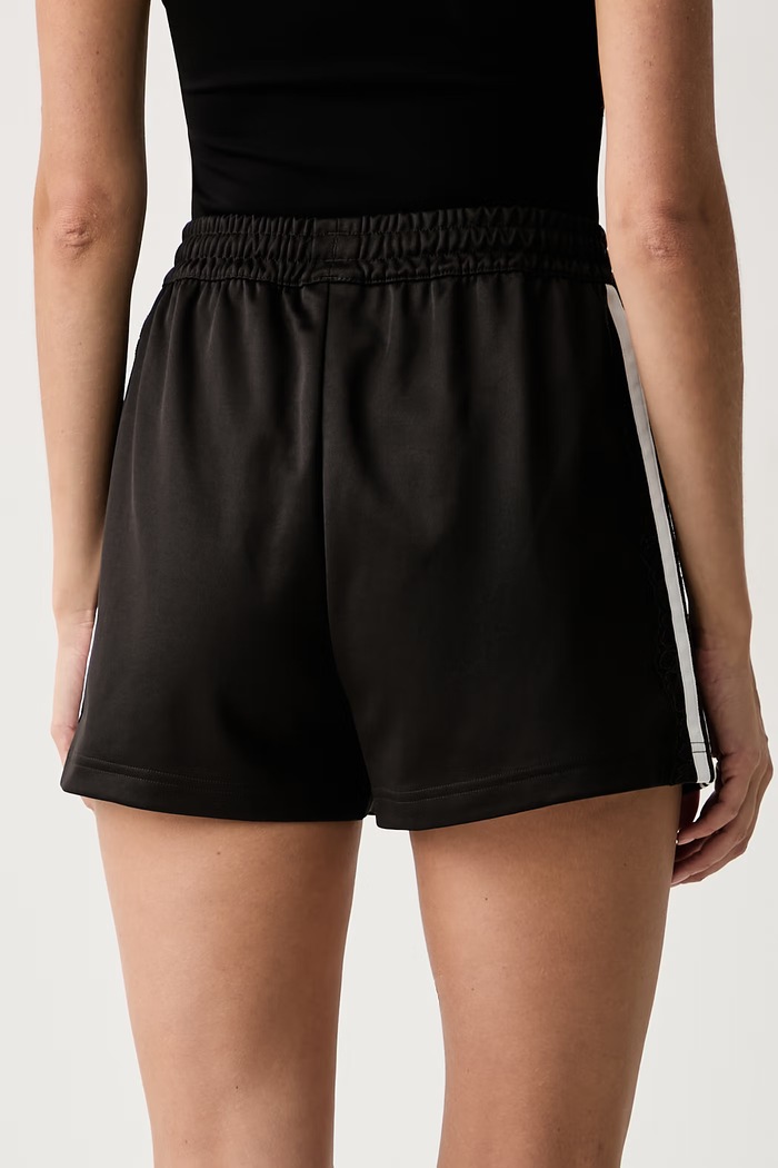 Одяг adidas Originals трикотажні шорти жіночі з бавовною Lace Injection LG4266 коричневий