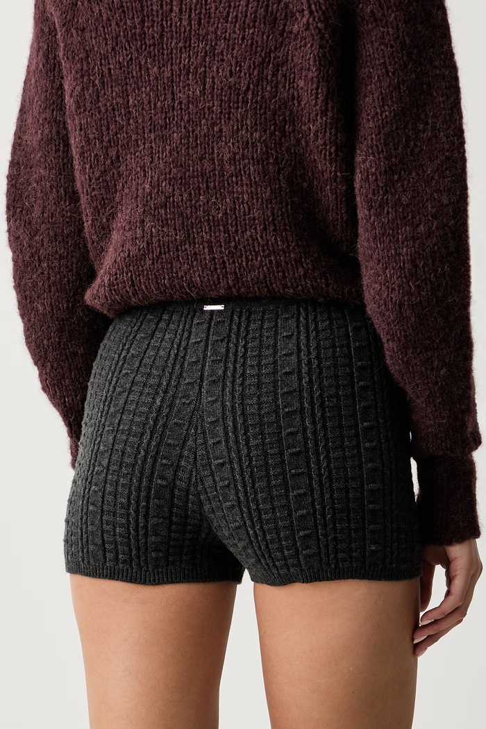 Дрехи Twinset къс панталон дамски с вискоза 262TP3104 сив