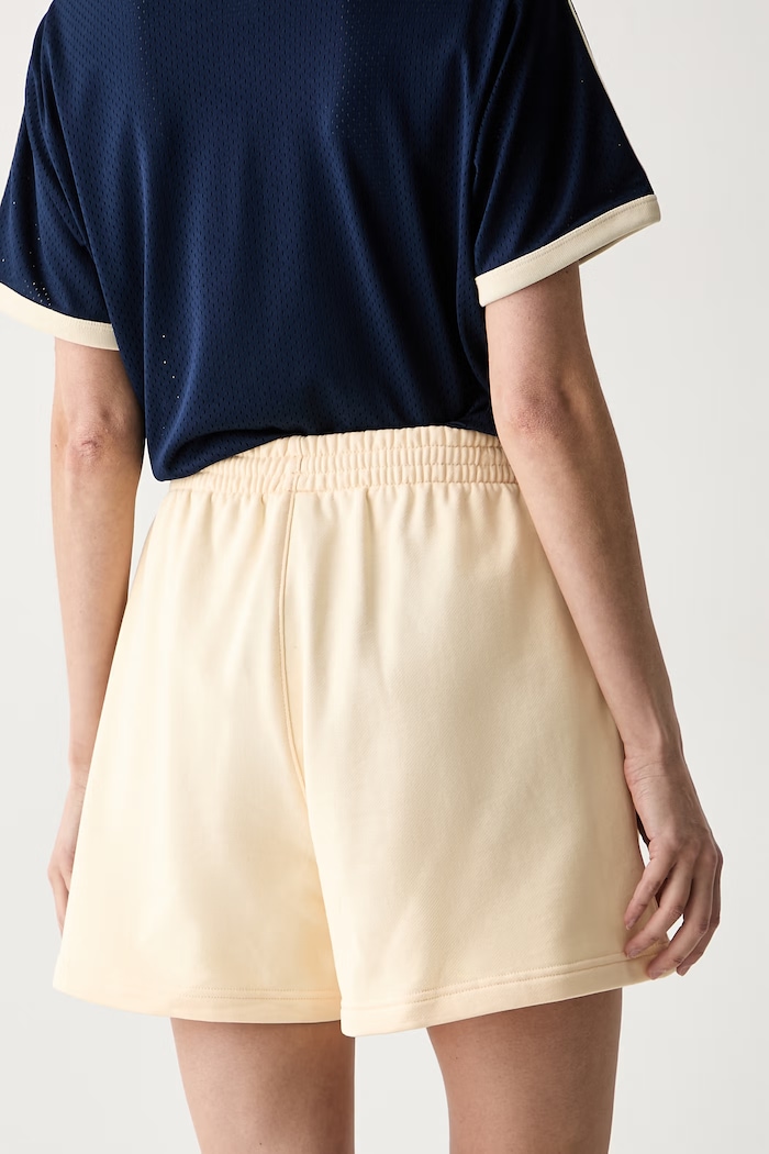 Odzież adidas Originals szorty dresowe damskie bawełniane Essentials KT4727 żółty