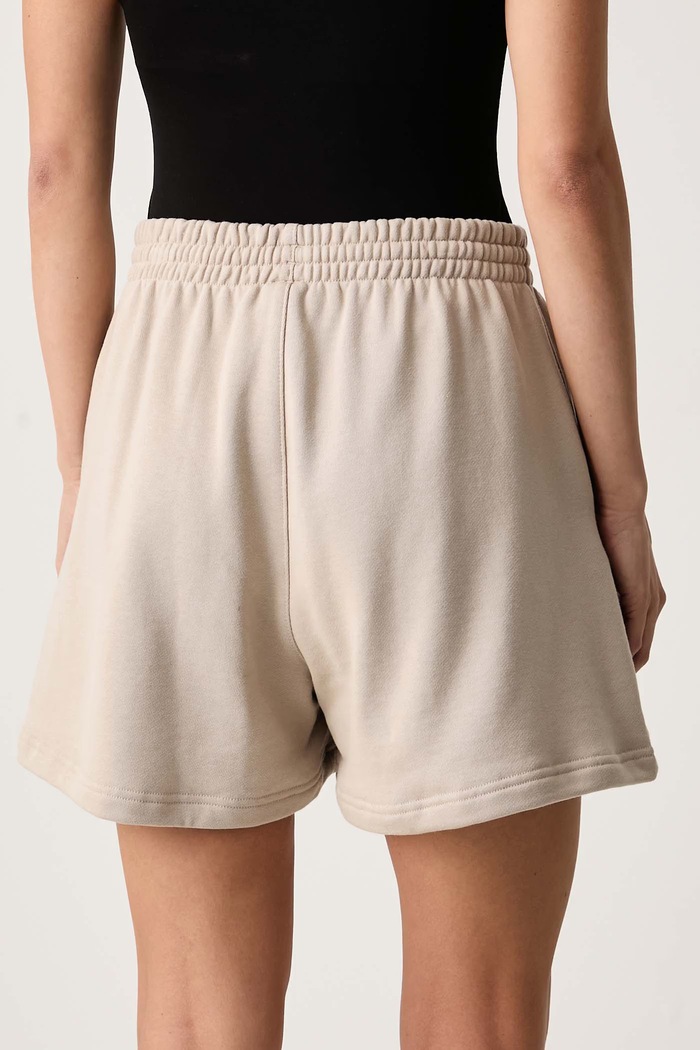 Îmbrăcăminte adidas Originals Pantaloni scurți de trening pentru femei din bumbac Essentials KT4726 bej