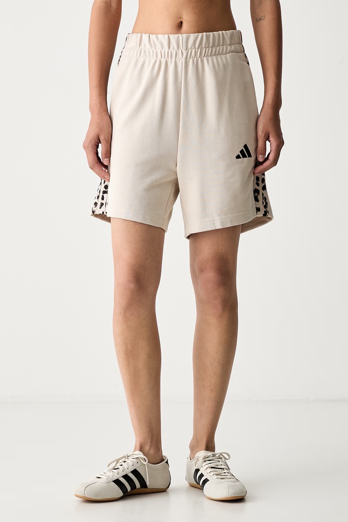 adidas szorty dresowe damskie z bawełną Leopard Pack beżowy KH1552