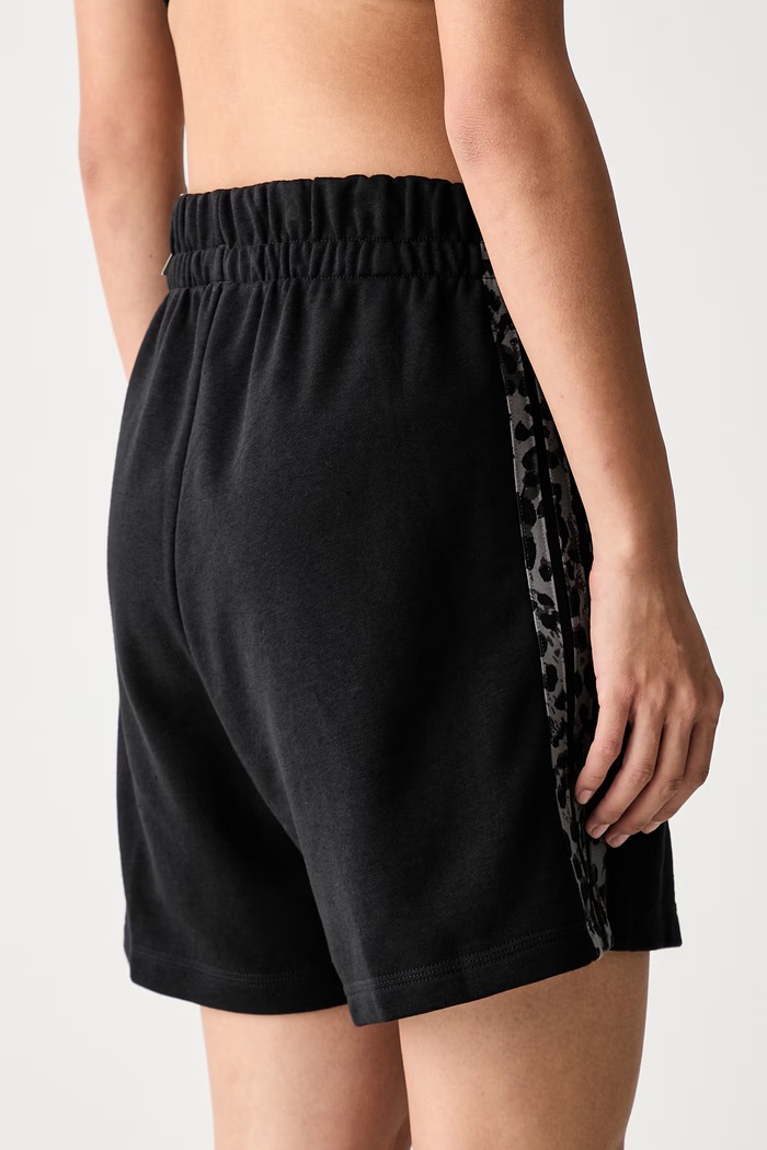 Odzież adidas szorty dresowe damskie z bawełną Leopard Pack KS7990 czarny