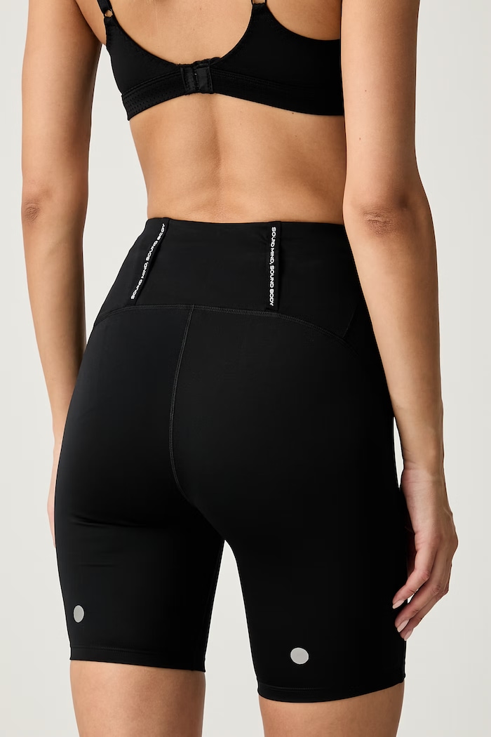 Odzież Asics szorty sportowe damskie ROAD HIGH WAIST 8IN SPRINTER 2012C967.001 czarny