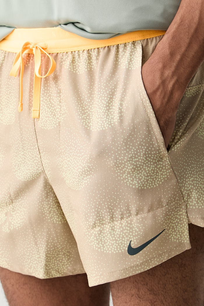 Nike szorty sportowe męskie Stride beżowy IO0530.286