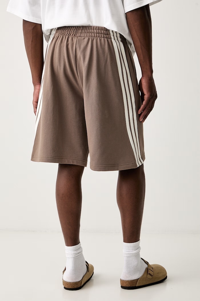 Odzież adidas szorty dresowe męskie bawełniane KW2382 brązowy
