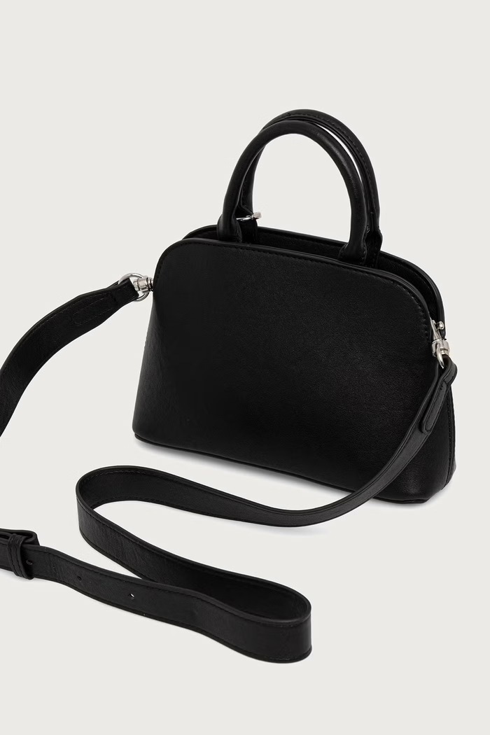 Doplnky United Colors of Benetton Crossbody kabelka dámska z imitácie kože 6PPNVY03R čierna