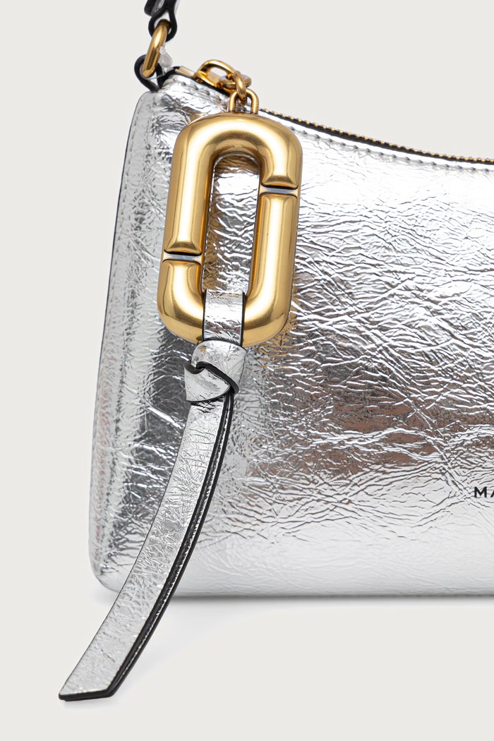 Crossbody kabelka dámska z imitácie kože POUCH MINI BAG MARC JACOBS 2F6SMN017S02 strieborná