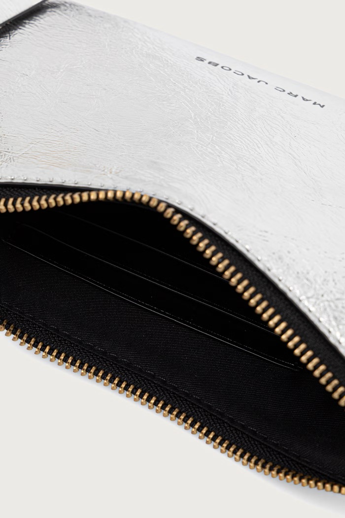 Crossbody kabelka dámska z imitácie kože POUCH MINI BAG MARC JACOBS strieborná 2F6SMN017S02