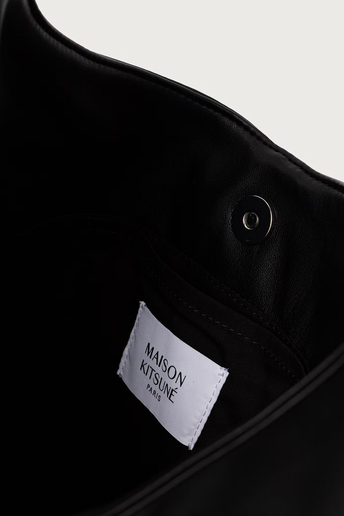 Triangle torebka shopper damska z imitacji skóry Maison Kitsuné czarny MRUBT08OF0075