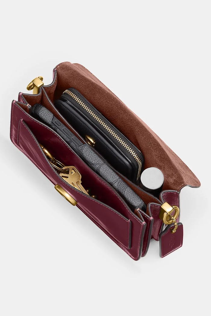Torebka crossbody damska skórzana Glazed Leather Soft Grain Tabby 20 Coach CFR00 bordowy
