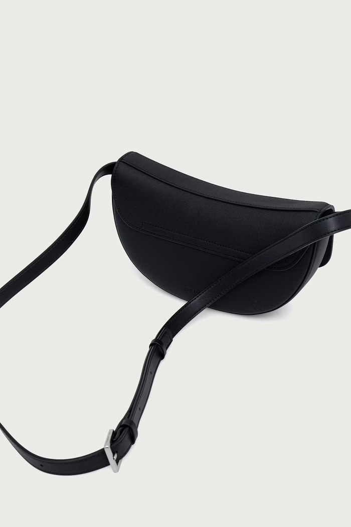 Doplnky Karl Lagerfeld Crossbody kabelka dámska kožená K/SIGNATURE B4W30232 čierna
