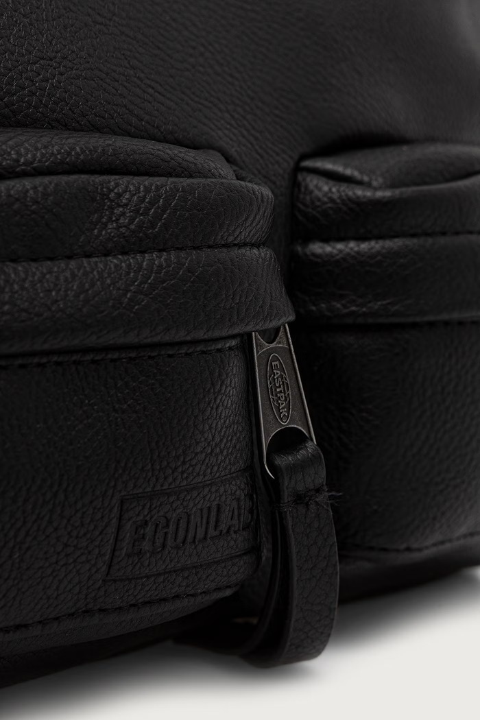 Eastpak x EGONLAB torebka damska z imitacji skóry czarny EK0A5BONF0M