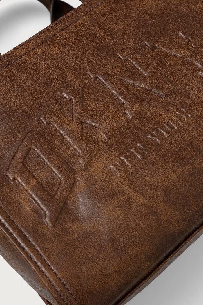Torebka crossbody damska z imitacji skóry DKNY R62AZC80 brązowy