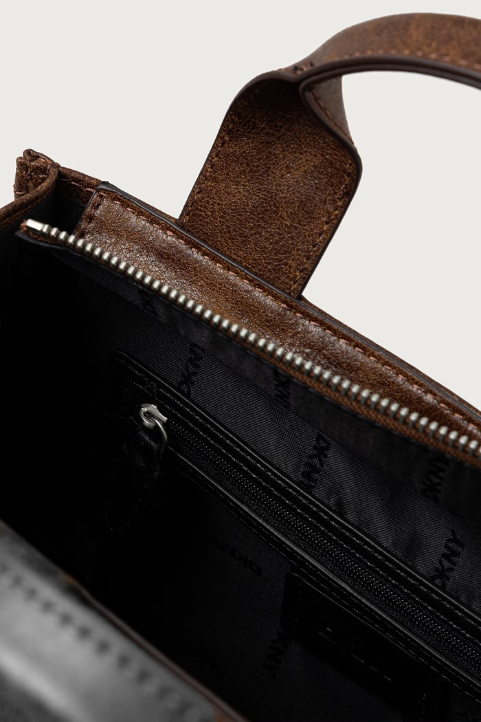 Torebka crossbody damska z imitacji skóry DKNY brązowy R62AZC80