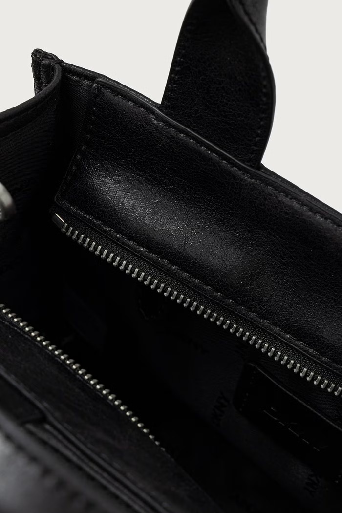 Torebka crossbody damska z imitacji skóry DKNY czarny R62AZC80