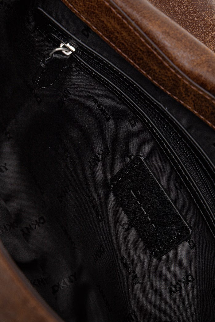 Torebka tote damska z imitacji skóry DKNY brązowy R62DLR15