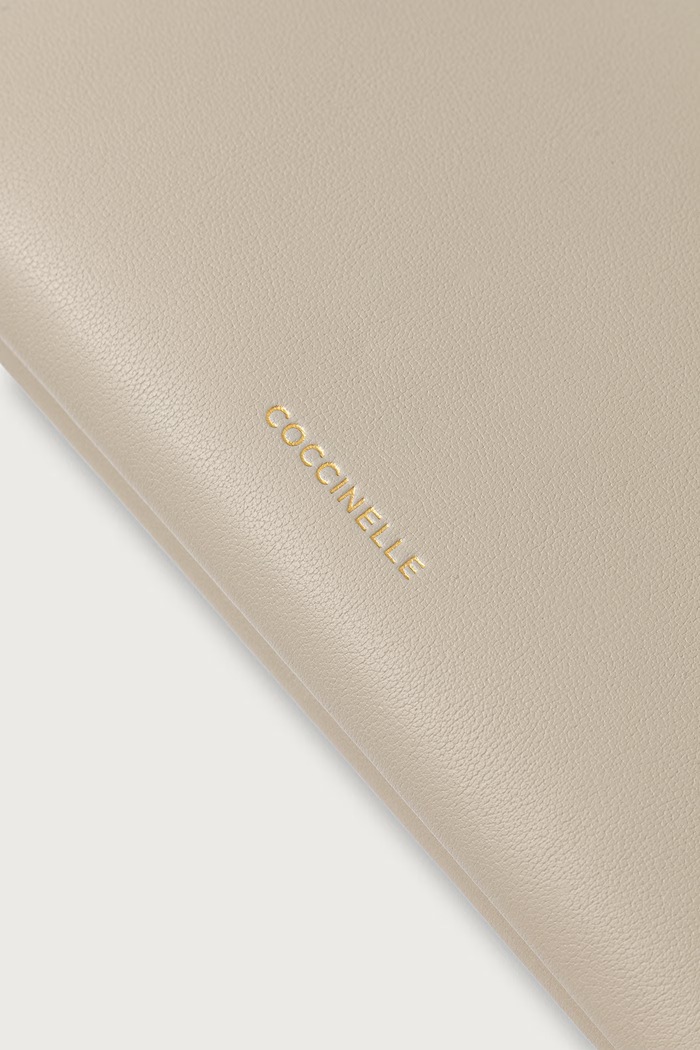 Клатч для женщин кожаный Coccinelle E5.VI0.55.01.01 бежевый