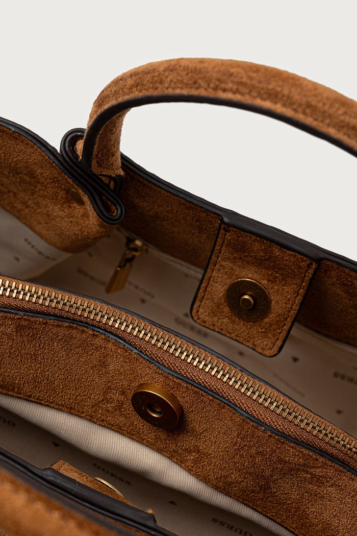 Torebka tote damska z imitacji zamszu ALLEGRA Guess brązowy HWSG22.37060