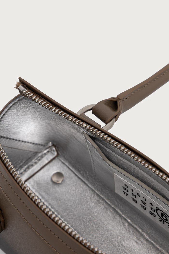 Torebka bagietka damska z imitacji skóry MM6 Maison Margiela brązowy SB6ZH0039.P9354