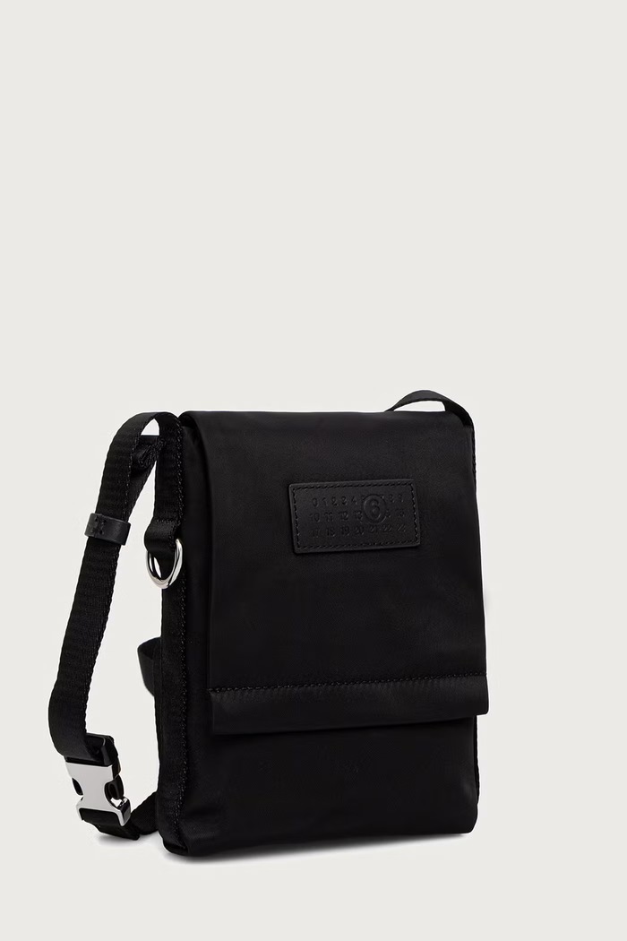 MM6 Maison Margiela Saszetka damska SB5WG0039.P8504 czarny AW26