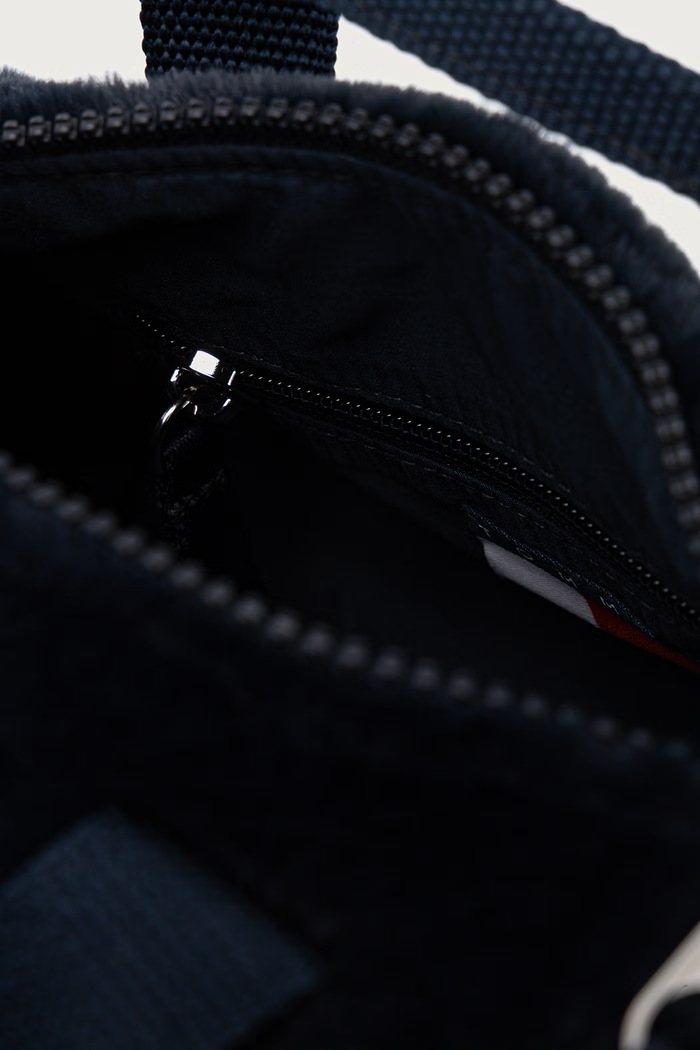 Crossbody torba za žene Tommy Jeans mornarsko plava AW0AW19080