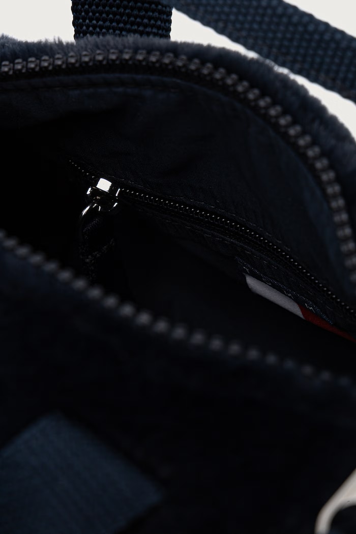 Crossbody torba za žene Tommy Jeans mornarsko plava AW0AW19080
