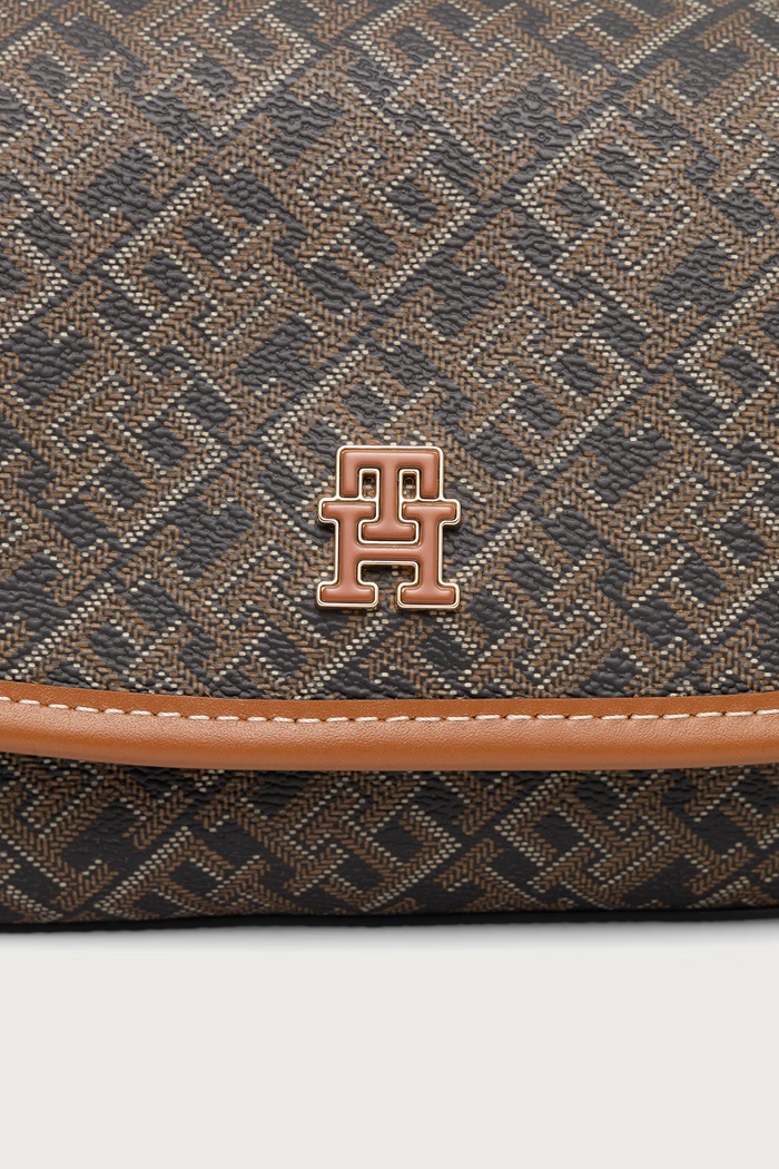 Torebka crossbody damska z imitacji skóry Tommy Hilfiger AW0AW19172 brązowy