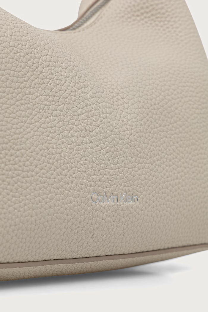 Torebka hobo damska z imitacji skóry Calvin Klein LV04F3892G beżowy
