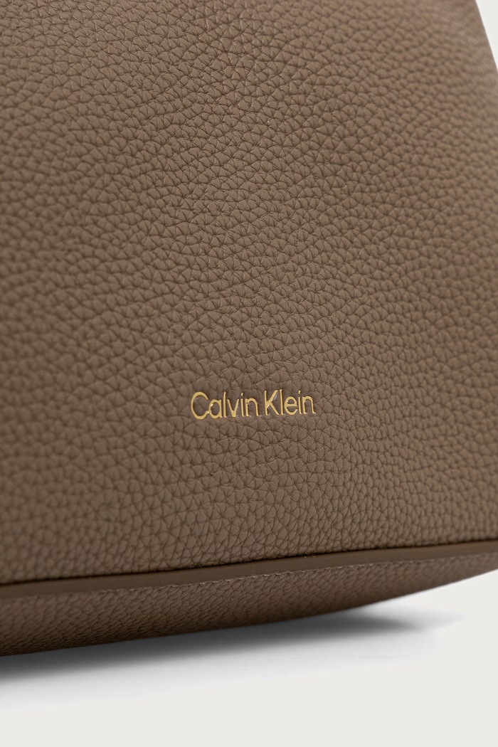 Torebka hobo damska z imitacji skóry Calvin Klein LV04F3892G beżowy