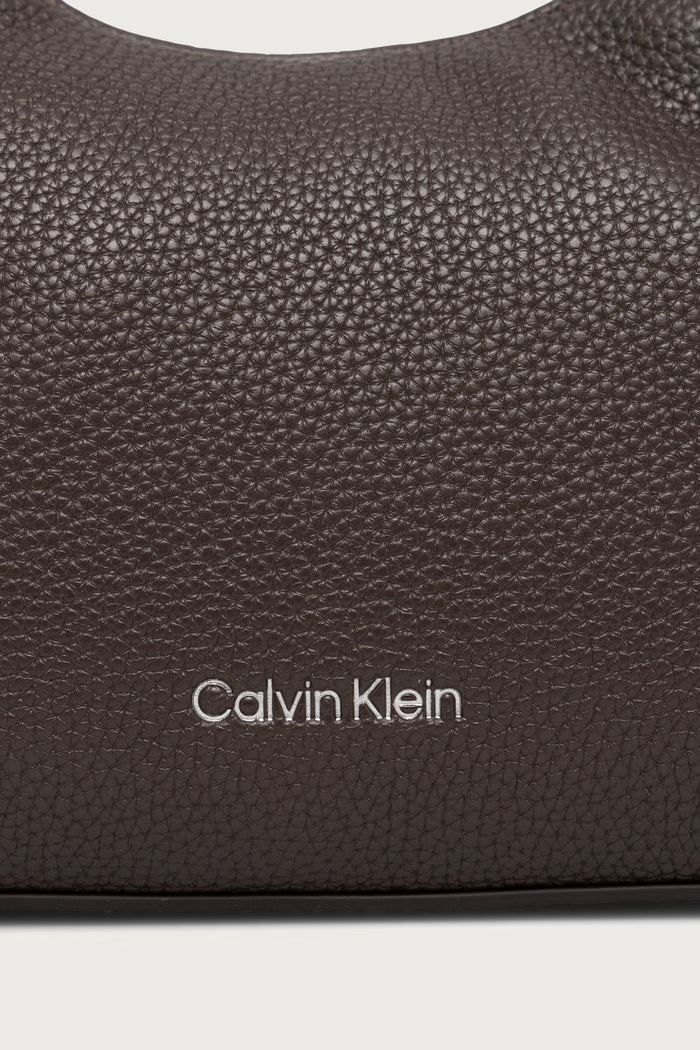 Torebka hobo damska z imitacji skóry Calvin Klein LV04F3892G brązowy