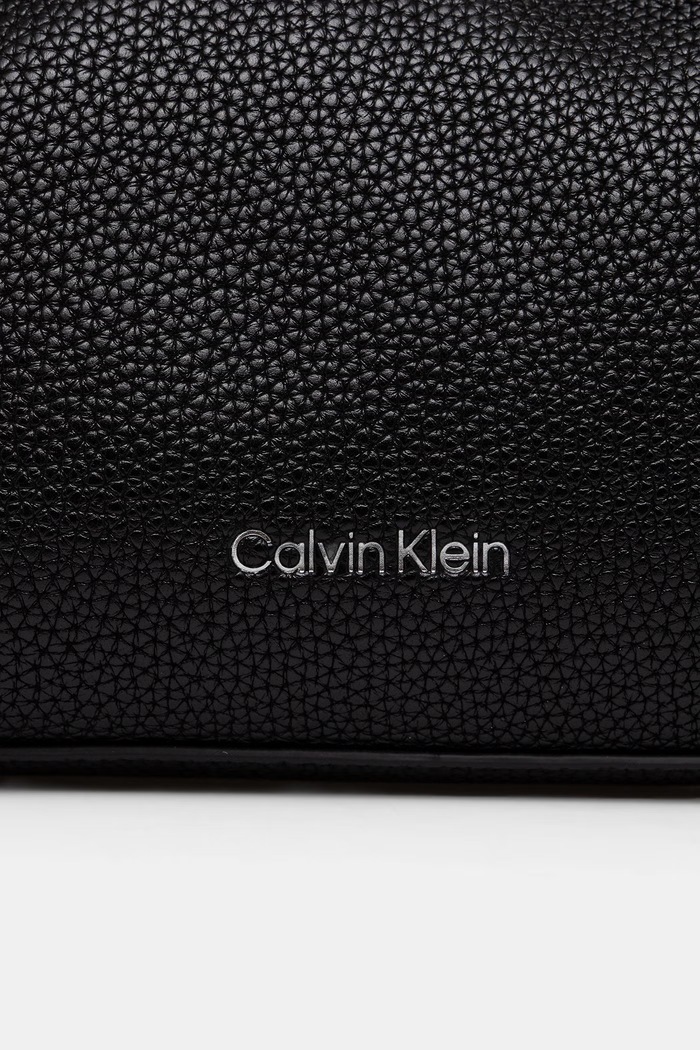 Akcesoria Calvin Klein torebka hobo damska z imitacji skóry LV04F3892G czarny