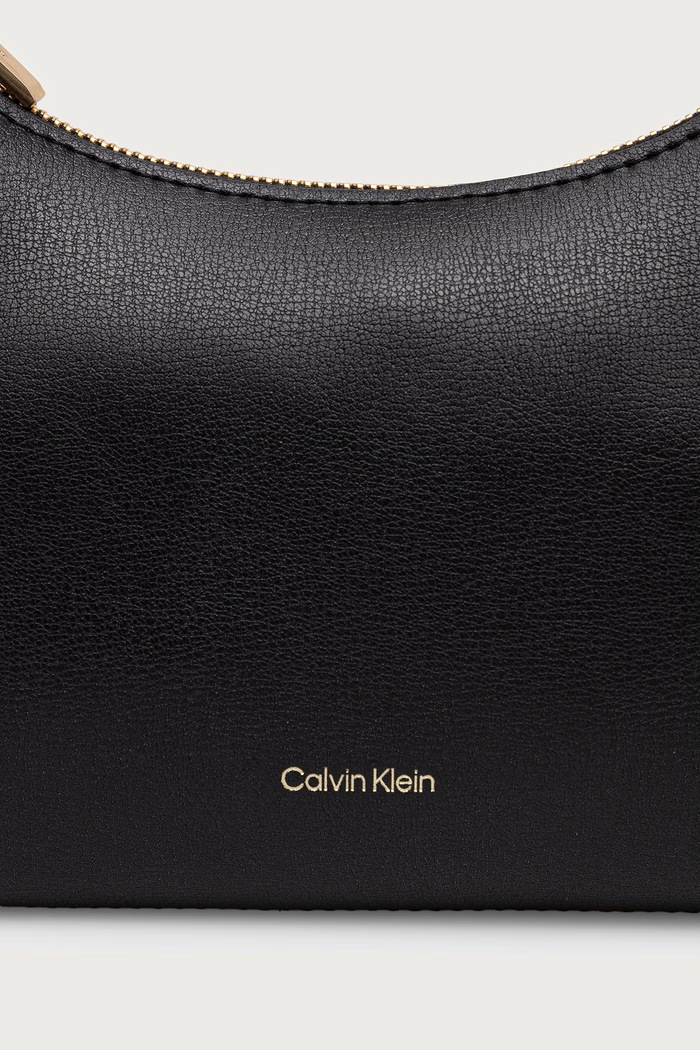 Akcesoria Calvin Klein torebka hobo damska z imitacji skóry LV04F3890G czarny