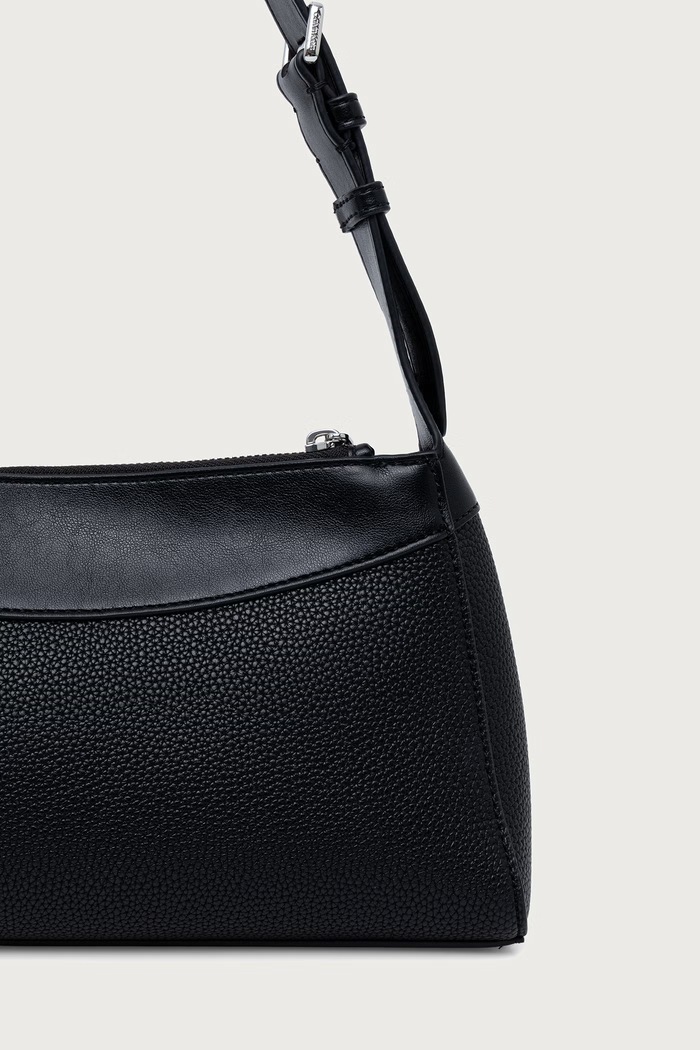 Αξεσουάρ Calvin Klein Μικρή τσάντα γυναικεία από απομίμηση δέρματος LV04F3886G μαύρο