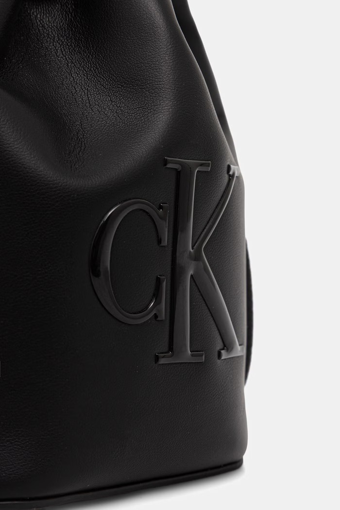Calvin Klein torebka worek damska z imitacji skóry czarny LV04F3870G
