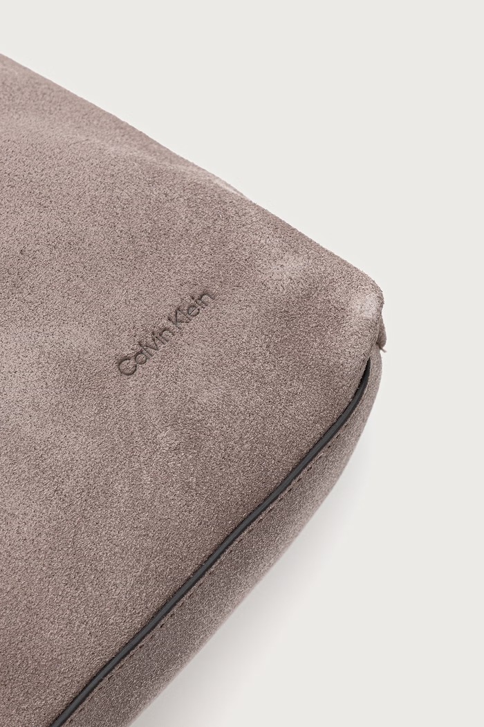 Mala torba hobo za žene od brušene kože Calvin Klein LV04F3691G smeđa