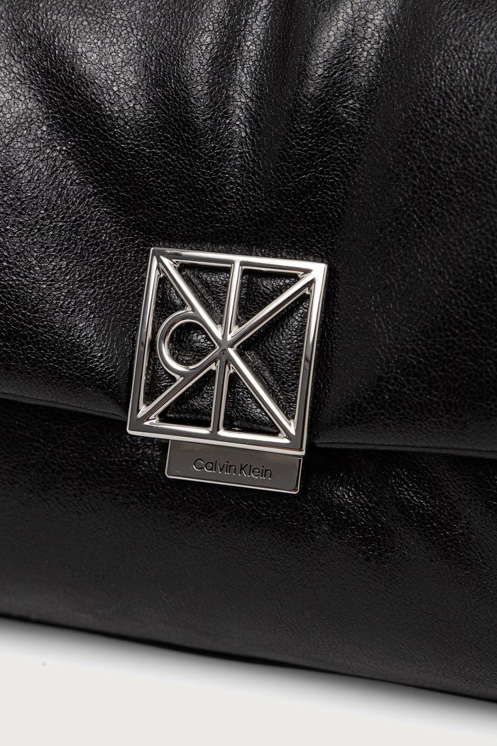 Clutch γυναικεία από απομίμηση δέρματος Calvin Klein LV04F1240G μαύρο