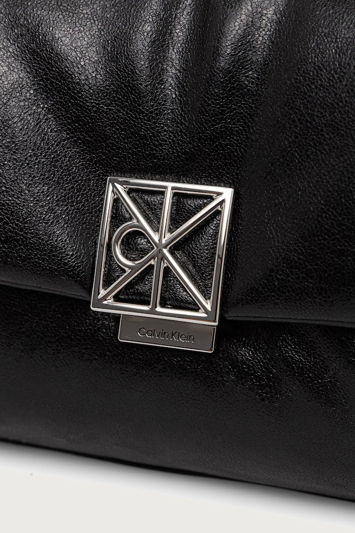 Clutch γυναικεία από απομίμηση δέρματος Calvin Klein LV04F1240G μαύρο