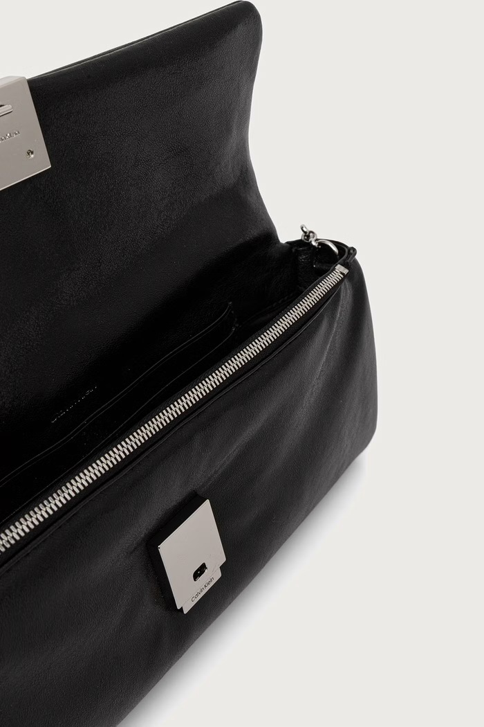 Clutch γυναικεία από απομίμηση δέρματος Calvin Klein μαύρο LV04F1240G