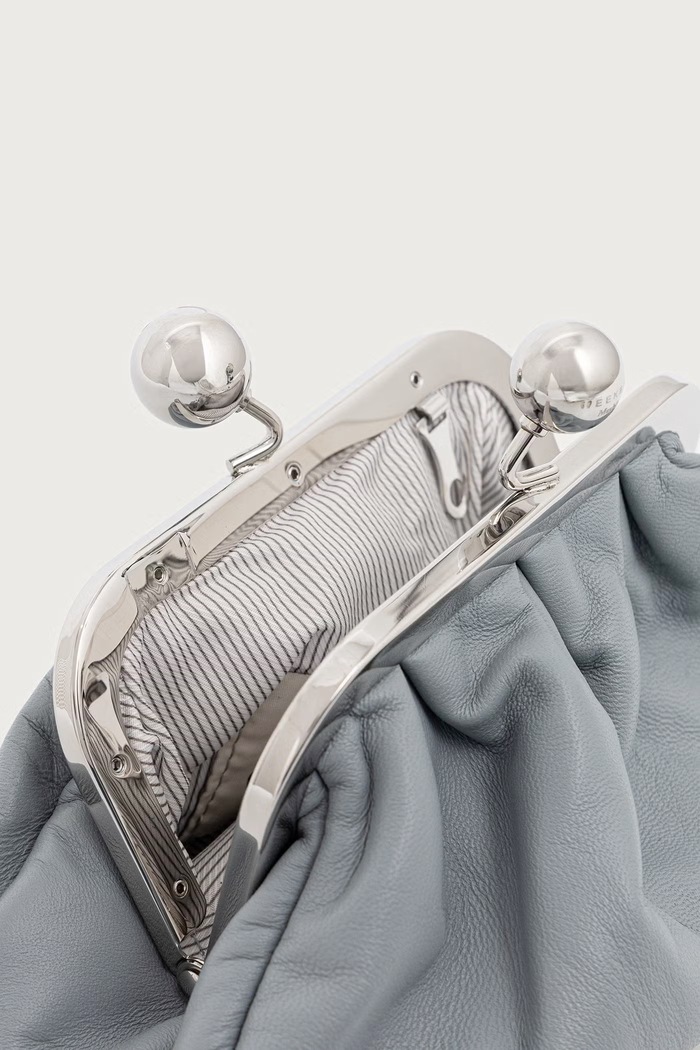 Torebka crossbody damska skórzana WKANEMBI Weekend Max Mara niebieski 2625516104600